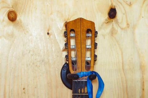 The neck of the guitar to the wall 库存照片