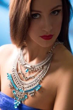 Necklace on the neck. ruby and emerald Foto stock