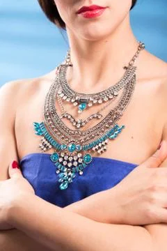 Necklace on the neck. ruby and emerald Foto stock