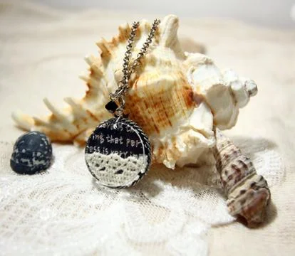Necklace on shell Foto stock