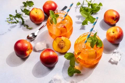 Nectarine iced tea refreshing summer drink with mint Stock-Fotos