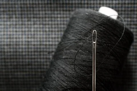 Needle and thread close-up. Macro. Items for the work of a tailor and seamstr Foto stock