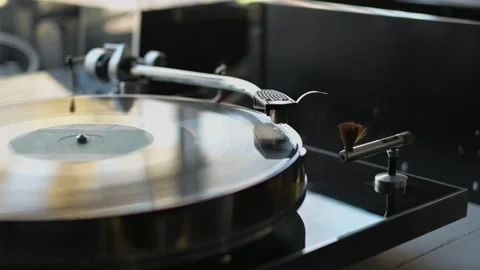 Needle drop on a high-end vintage turntable Stock Footage 263543185