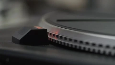 Needle gliding over vinyl record on spinning turntable, clean modern studio.. Stock Footage 310723884