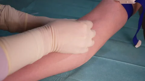 Needle Insertion and Blood Collection for Diagnostic Testing 動画素材 338186344