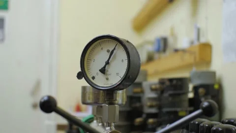 The needle of the manometer returns back Stock Footage 156469495