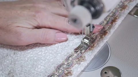 Needle of the sewing machine sews fabric Видео 81664180