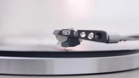 Needle stopping on a vinyl record player Video stock 137626459