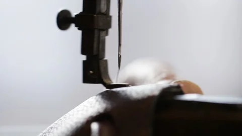 Needle of a traditional sewing machine stitching a leather handbag, in slow moti Video stock 102240795