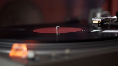 The needle of the turntable falls on the vinyl record, plays and rises Stock-Footage 93278962