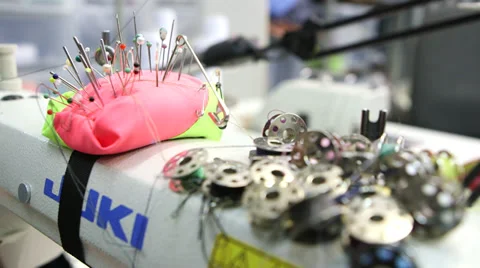 Needles and sewing machine Video stock 38035706