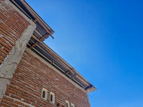 Negative space of a bright, clear sky with a semi-completed house in the co.. Foto stock