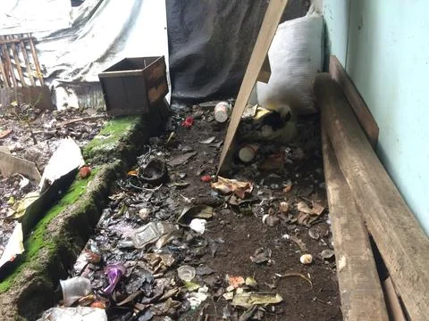 Neglected Backyard Area Filled With Waste and Abandoned Materials Stock-Fotos