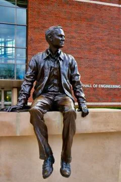 Neil Armstrong in front of Hall of Engineering at Purdue University Foto stock