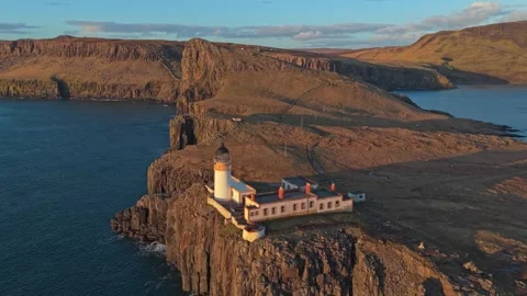 Neist point lighthouse aerial view during a golden sunset on the isle of skye 库存影片 334059503