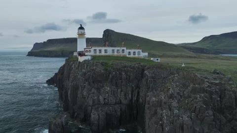 Neist Point Lighthouse from a drone, Isle of Skye, Scotland, England Vidéo 308442370