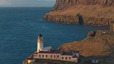 Neist point lighthouse on the rocky cliffside coast 库存影片 334059480