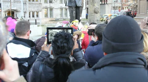 Nelson Mandela statue day he died tilt from crowd Stock Footage 33422301