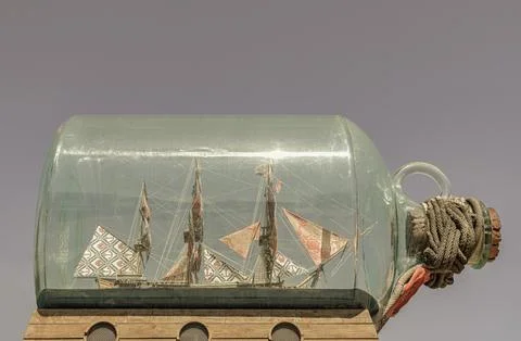 Nelson Ship in a Bottle on sky in the background. Foto stock
