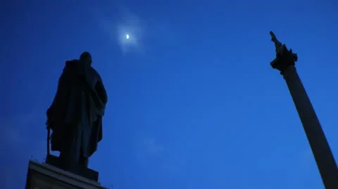 Nelson's Column and Sir Henry Havelock's statue  Night sky timelapse Trafarga 스톡 동영상 11367997