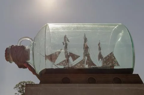 Nelson's Ship in a Bottle on sky in the background. Foto stock