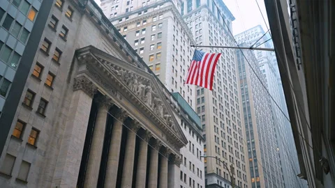 Neo classical architecture of a financial institution with American flag Vídeos de archivo 330061745