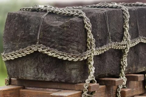 Neolithic method of transporting a huge granite stone Foto stock