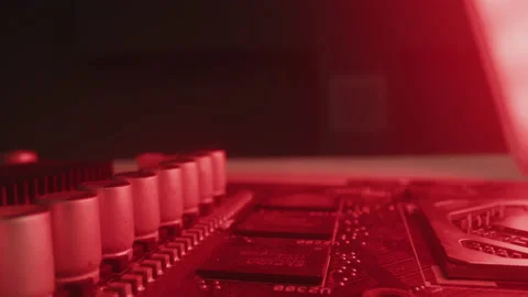 Neon colors that shimmer on the surface of a small chip Vídeos de archivo 156761622