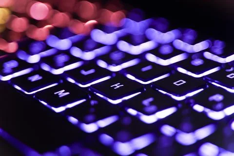Neon computer keyboard with color backlight. Computer video games, hacking Foto stock