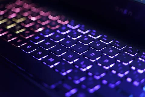 Neon computer keyboard with color backlight. Computer video games, hacking Foto stock