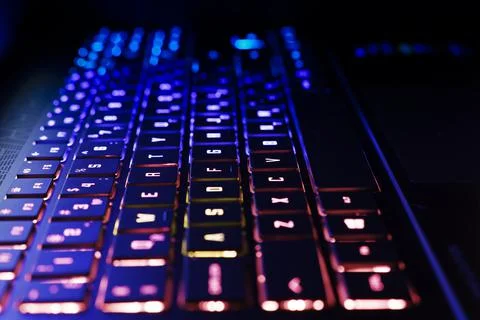 Neon computer keyboard with color backlight. Computer video games, hacking Foto stock