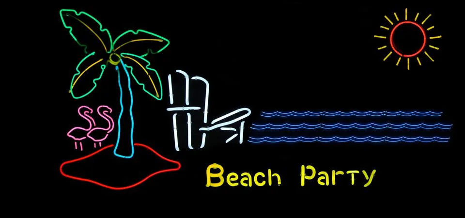 Neon light composition of palm tree, beach, flamingos and text beach party on bl Foto stock