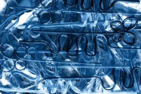 Neon plastic straws for drinks. Version of eco concept in trendy blue color Foto stock