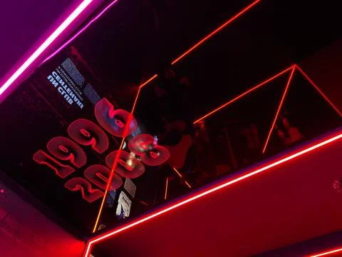 Neon reflection installation with mirror ceiling and red lights, contempora.. Fotos Stock
