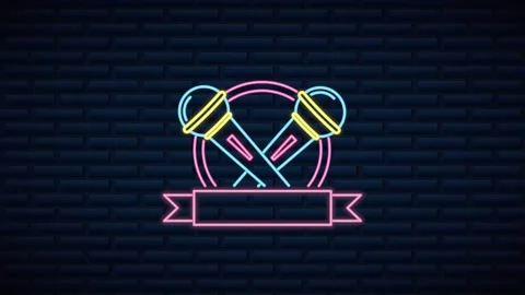 Neon sign animation featuring crossed microphones on dark brick wall for po.. 库存影片 338397959