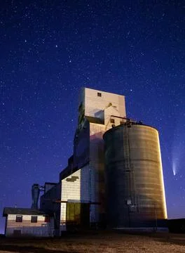 Neowise Comet and Grain Elevator Stockfoto's