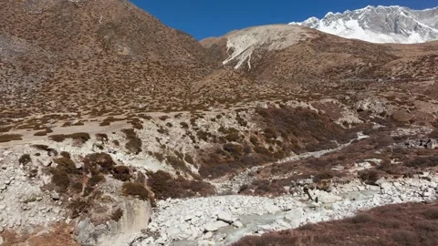 Nepal Aerials Mountain Valley Featuring a Winding River and Snowy Peaks 库存影片 330983028