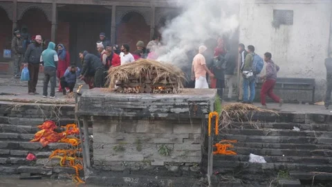 Nepal. General view of body burning at Pashupatinath temple while family watch. 스톡 동영상 140288392