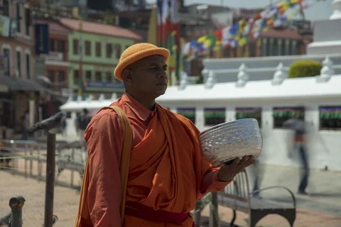 Nepal Katmandu Timelapse - tracking round a monk holding a donation pot Video stock 113883563