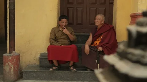 Nepal Monks Sitting LS Vidéo 8687947