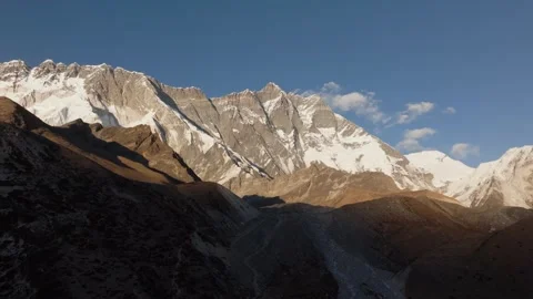 Nepal Mountain Landscape Featuring Massive Snow Covered Himalayan Peaks 库存影片 330979838
