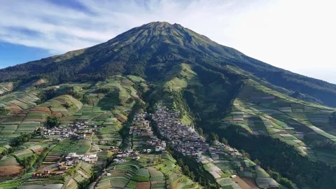Nepal van Java and Mount Sumbing, aerial panoramic view Vídeo Stock 313738042