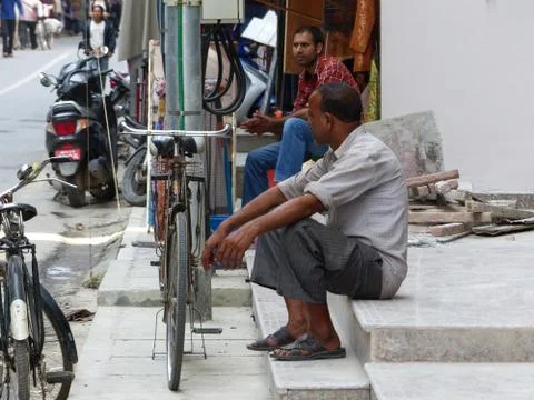 Nepalese men sitting on the path and relaxing Foto stock