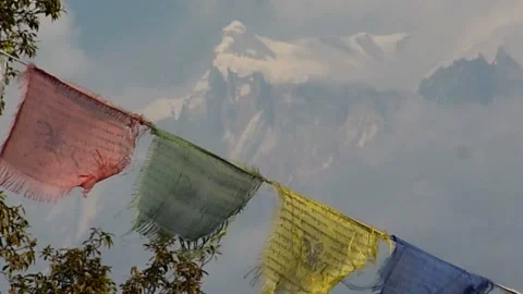 Nepalese pray flags flutter in the wind 스톡 동영상 169189373