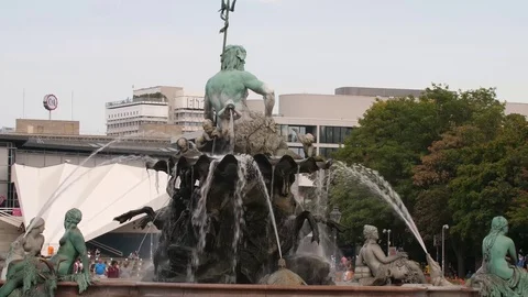 Neptunbrunnen from back Stock-Footage 79532417