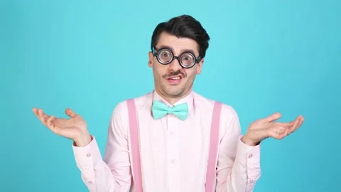 Nerd guy shrug shoulders scratch head think look empty space search solution Video stock 161888896