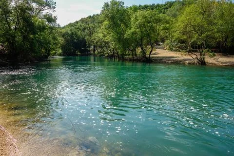 Neretva river flowing down through the landscape in Bosnia Herzegovina, balcan Foto stock
