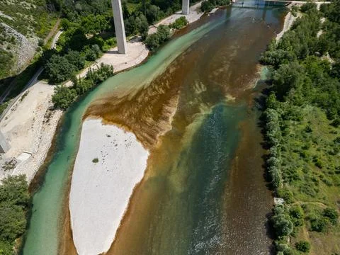 Neretva River Top-Down Drone Photo With Sandbar and Bridge Pier in Počitelj Foto stock