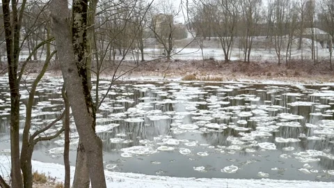 Neris river covered with pancake ice. Winter city landscape. Vilnius, Lithuania. 스톡 동영상 302174304