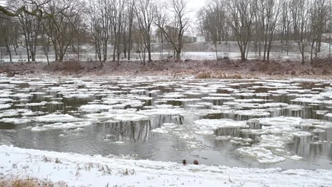 Neris river covered with pancake ice. Winter city landscape. Vilnius, Lithuania. 스톡 동영상 325542777